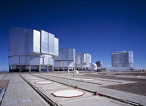[Die Schutzgebäude des VLT Survey Telescope und der vier VLT Teleskope]