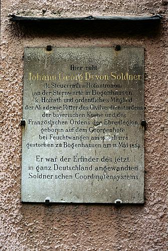 [Soldner-Epitaph an der Kirchenwand von St. Georg in Bogenhausen]