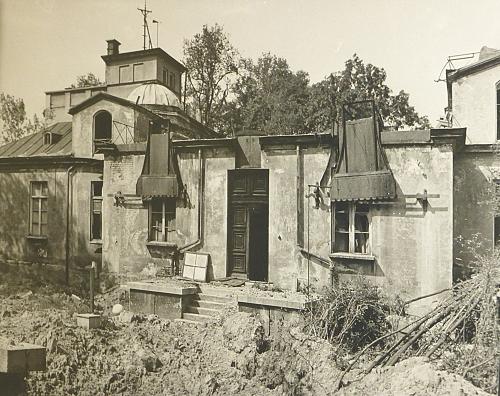 [Durch Luftangriffe zerstörtes Sternwartgebäude]