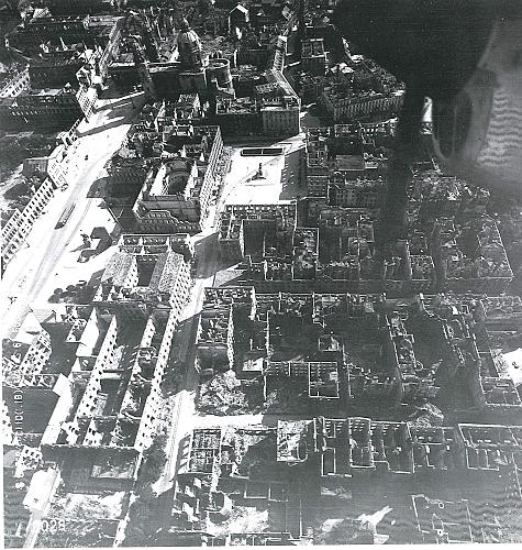 [Luftaufnahme von Kriegszerstörungen in München]