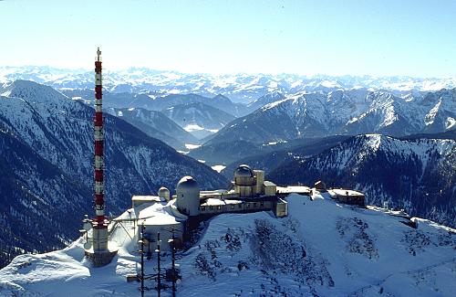 [Wendelstein-Observatorium mit Alpen-Panorama]